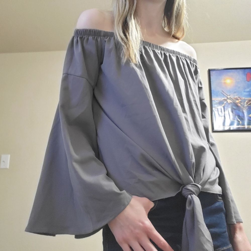 Long sleeve clod shoulder top.